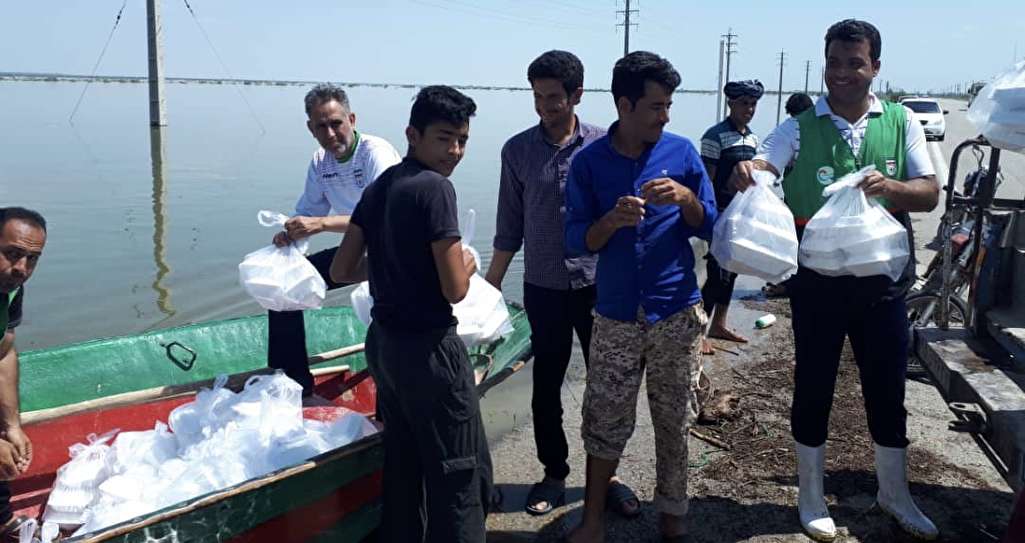 توزيع غذاى گرم در مناطق سيل زده خوزستان