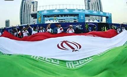 اهتزاز پرچم 40 متری ایران در جام ملت ها