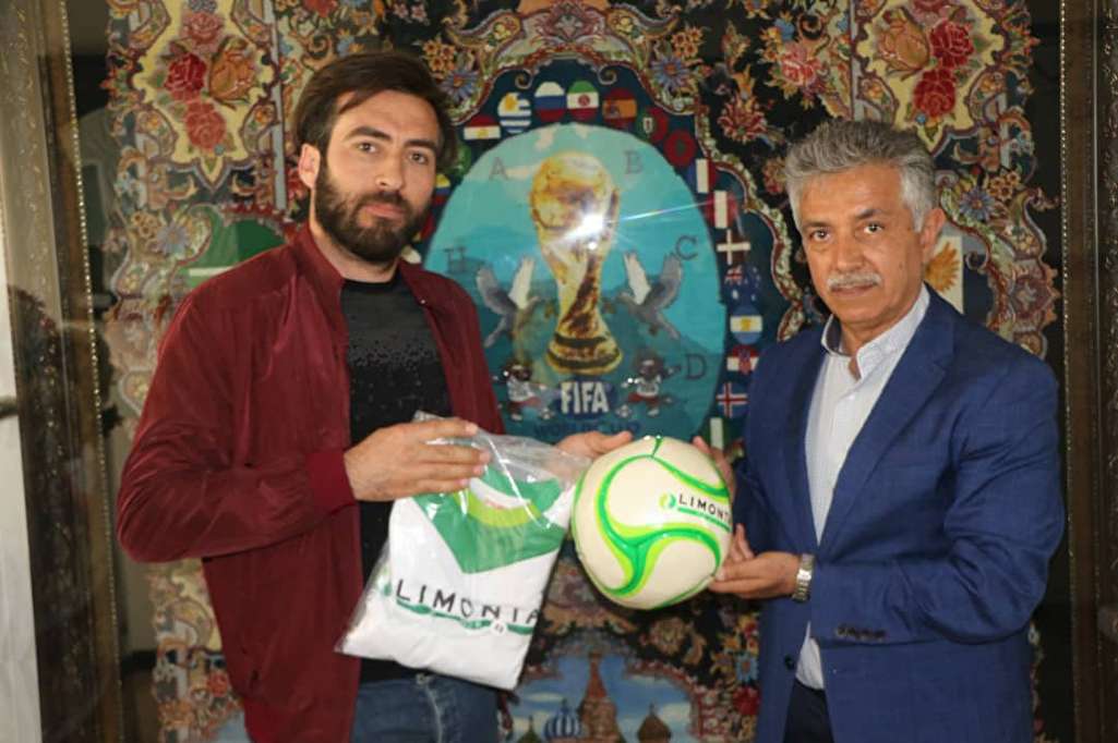 اهدا سه مینی چمن مصنوعی به هیات فوتبال استانها + عکس