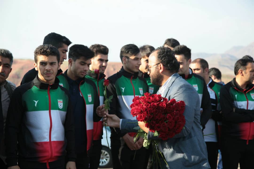 ادای احترام تیم ملی فوتسال امید ایران به شهدای گمنام