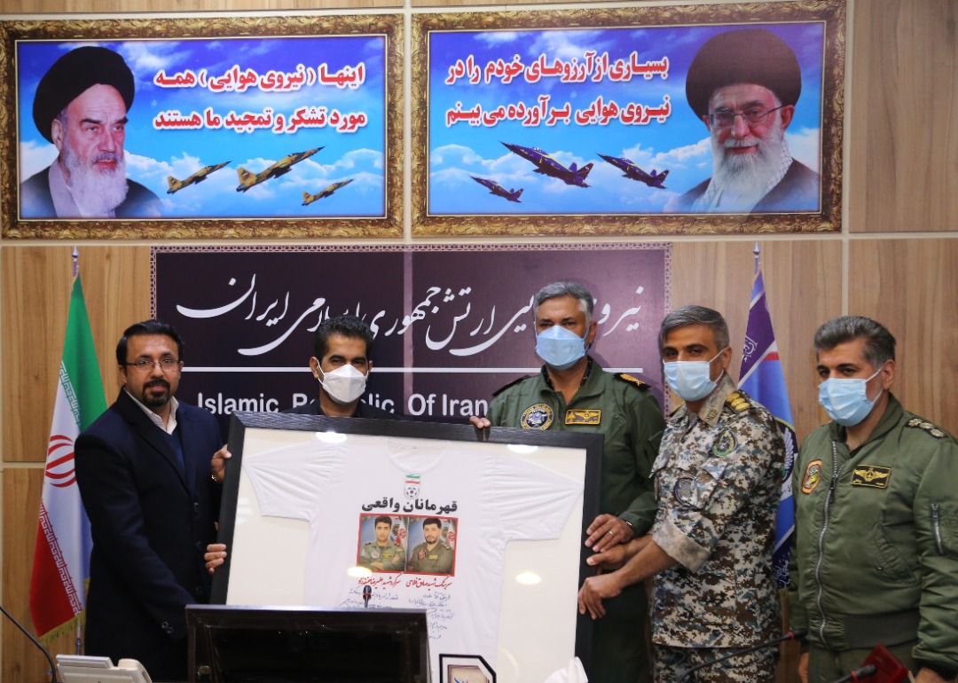 تجلیل فدراسیون فوتبال از دو خلبان شهید ارتش جمهوری اسلامی تجلیل فدراسیون فوتبال از دو خلبان شهید ارتش جمهوری اسلامی