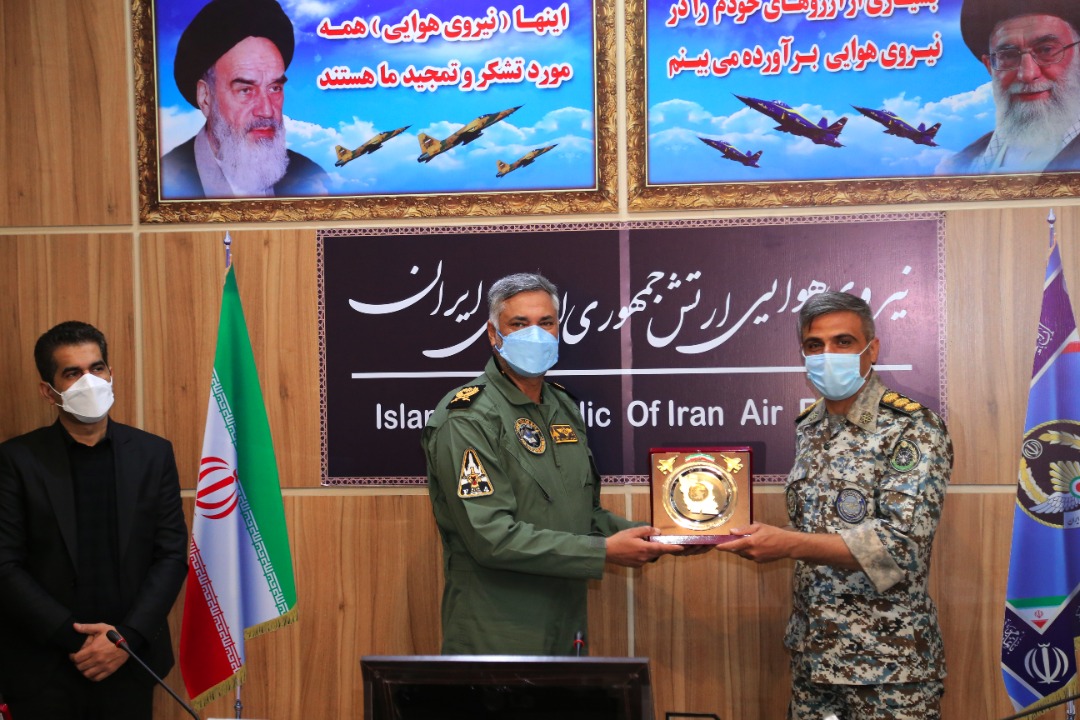 تجلیل فدراسیون فوتبال از دو خلبان شهید ارتش جمهوری اسلامی تجلیل فدراسیون فوتبال از دو خلبان شهید ارتش جمهوری اسلامی