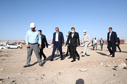 بازدید عزیزی‌خادم از ورزشگاه در حال ساخت مس کرمان