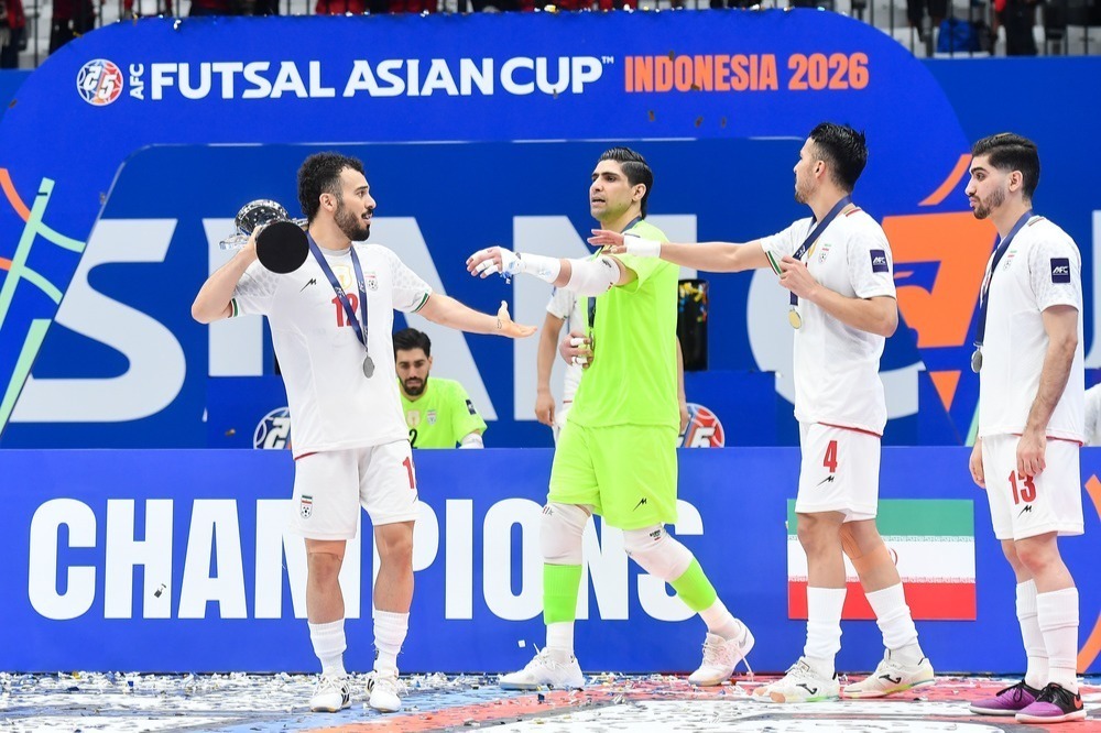 روایت یک قهرمانی در میان موج سرخ روایت یک قهرمانی در میان موج سرخ