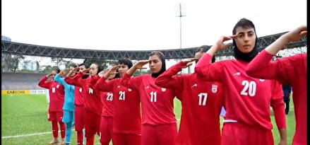 سلام نظامی دختران زیر ۲۰ سال ایران هنگام پخش سرود ملی جمهوری اسلامی ایران پیش از دیدار برابر ژاپن
