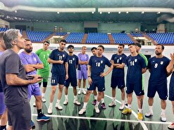 تقدیم نشان یادبود مسابقات در آخرین تمرین تیم ملی فوتسال