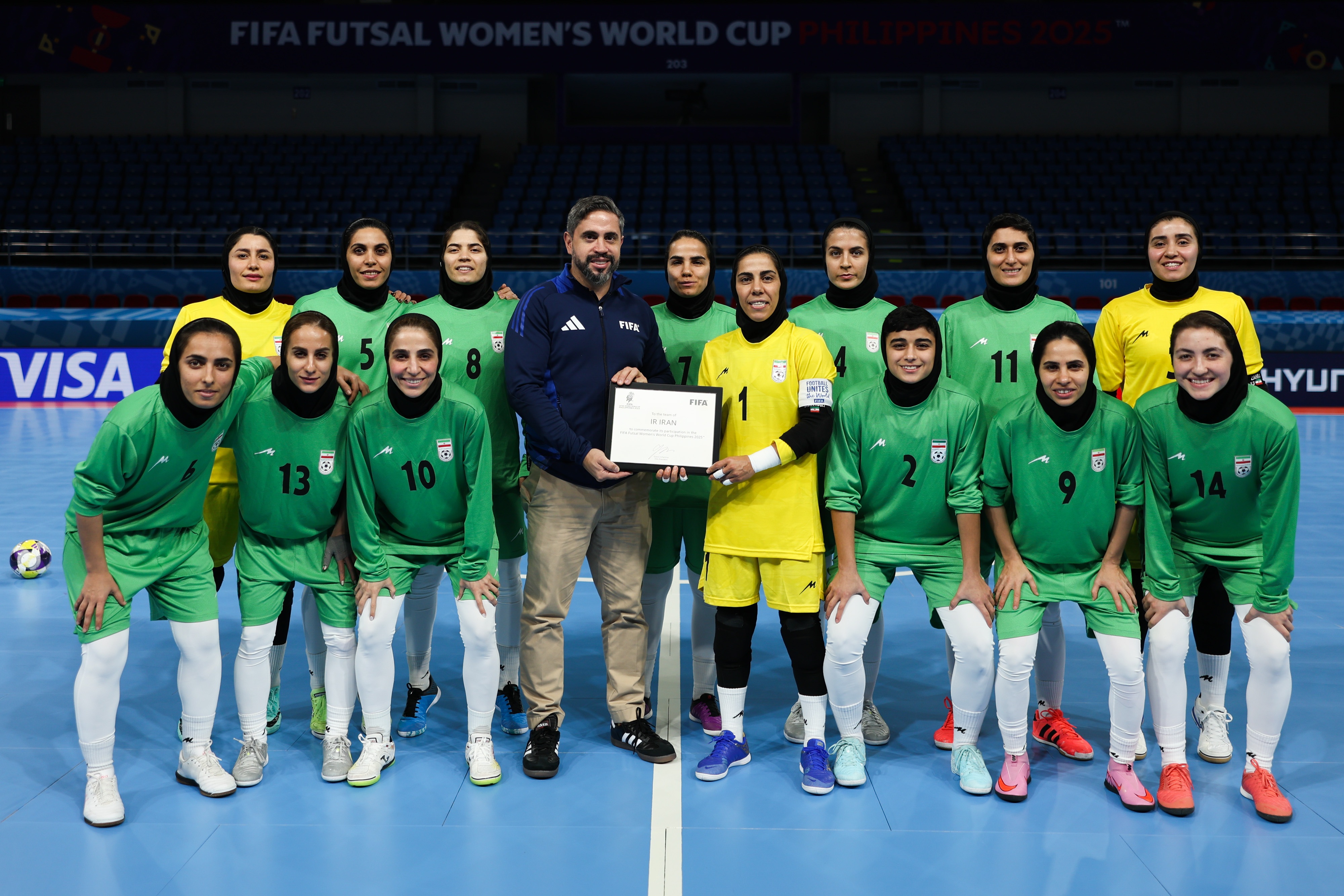 اهدای تندیس فیفا به کاپیتان تیم