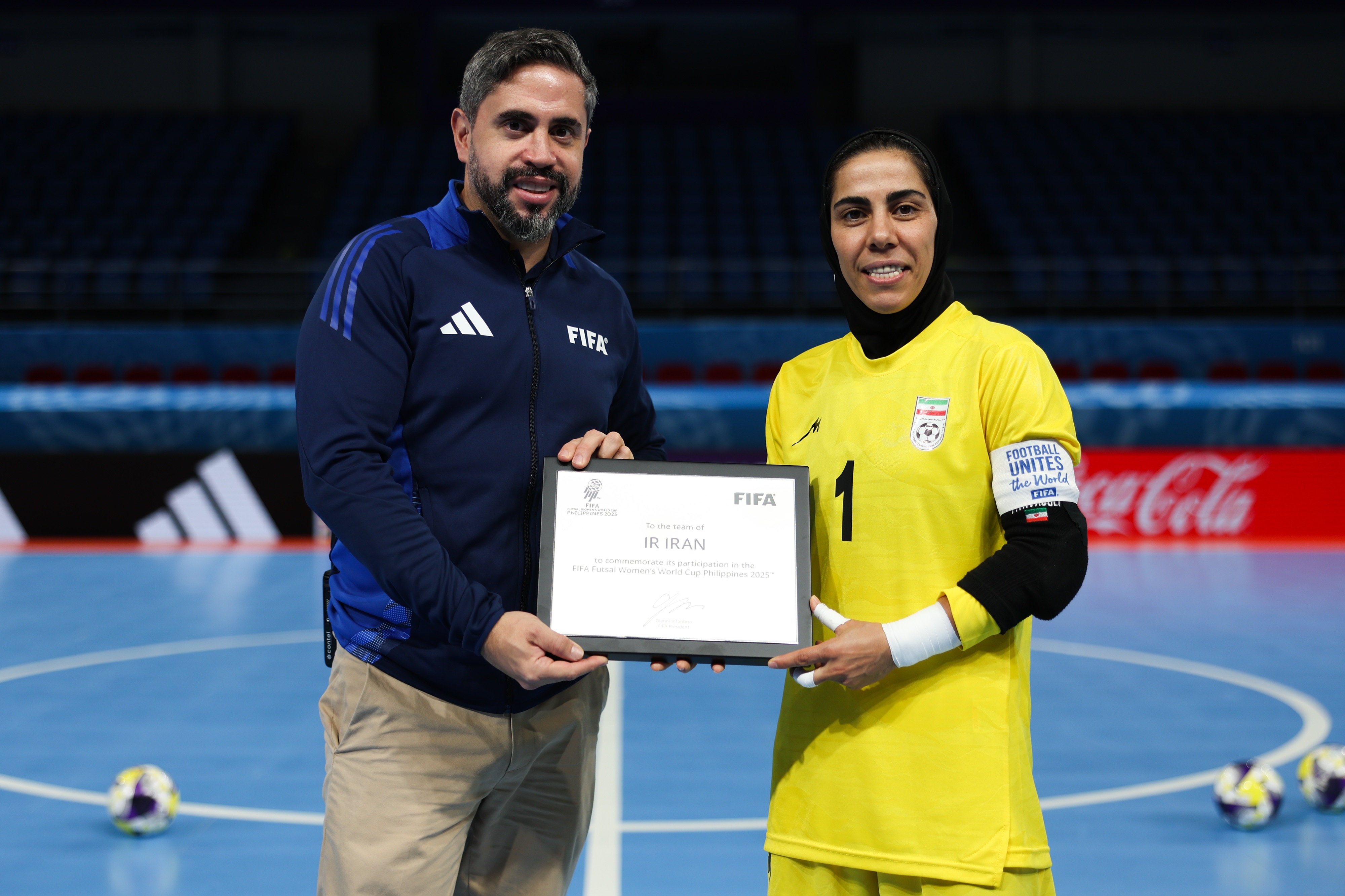 اهدای تندیس فیفا به کاپیتان تیم اهدای تندیس فیفا به کاپیتان تیم