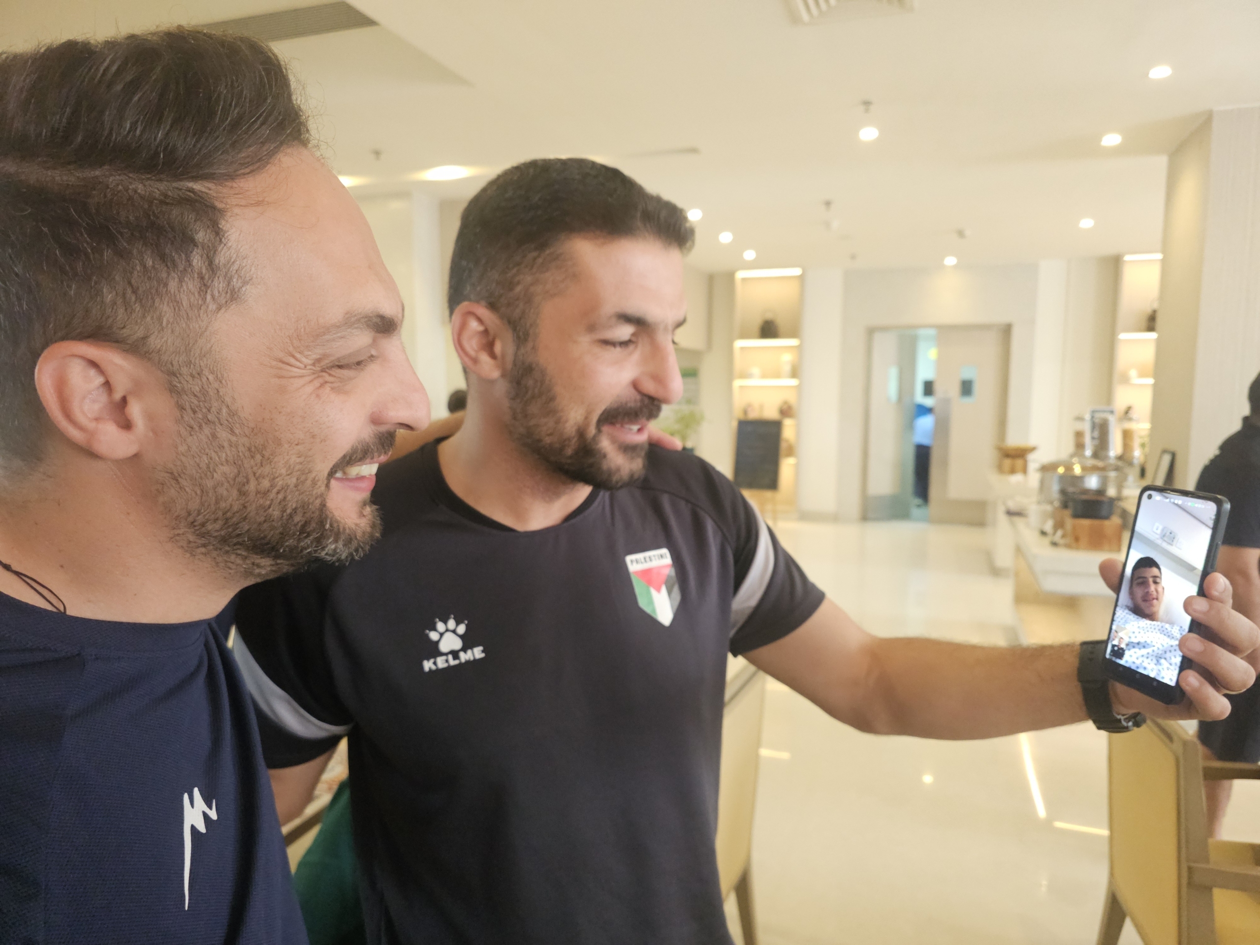 تماس سرمربی تیم ملی ایران با بازیکن مصدوم فلسطین